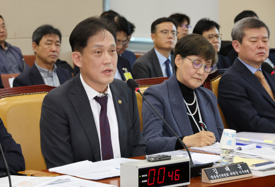 24일 오전 열린 국회 과학기술정보방송통신위원회의 국정감사에 출석한 김태규(왼쪽) 방송통신위원회 위원장 직무대행이 의원 질의에 답변하고 있다. [연합뉴스 제공]